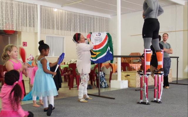 â€˜n Kyk â€œvanuit die hoogte.â€  Hier op sy stelte, is dit Wepenaar van der Walt wat afkyk na Christian Pinkerton (regs) se Suid-Afrikaanse trui wat laasgenoemde tydens die wÃªreld danskampioenskappe in 2015 aangehad het. Lynette van Wyk hou die trui vas.