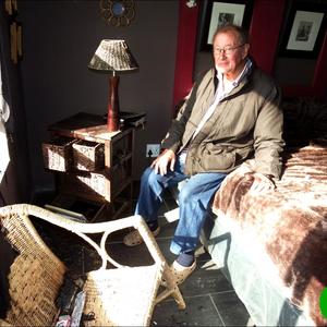 AndrÃ© Vorster sit moedeloos op hulle bed in die roetgevulde slaapkamer, met sy vrou, Judith, se verbrande rottangstoel voor hom en die venstertjie wat uitgeslaan is, skuins bokant die stoel.