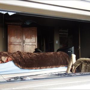 Die klein venstertjie van AndrÃ© en Judith Vorster se slaapkamer wat deur â€˜n inbreker uitgeslaan is en waardeur hy vermoedelik â€˜n vuurhoutjie aangesteek het om na binne te kyk en die gordyn aan die brand gesteek het.