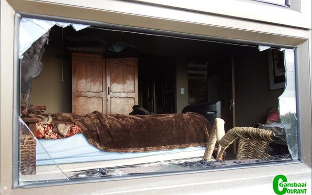 Die klein venstertjie van AndrÃ© en Judith Vorster se slaapkamer wat deur â€˜n inbreker uitgeslaan is en waardeur hy vermoedelik â€˜n vuurhoutjie aangesteek het om na binne te kyk en die gordyn aan die brand gesteek het.