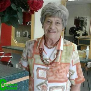 Die 80-jarige Rita Engelbrecht van Nelspruit, Mpumalanga, is die weldoener wat al sowat 130+ mussies gebrei het en aan haar suster, Trudie du Plooy (77) in Gansbaai gestuur het vir verspreiding in die omgewing.