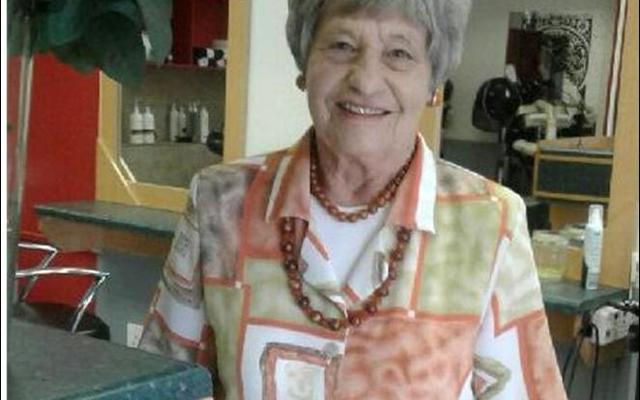 Die 80-jarige Rita Engelbrecht van Nelspruit, Mpumalanga, is die weldoener wat al sowat 130+ mussies gebrei het en aan haar suster, Trudie du Plooy (77) in Gansbaai gestuur het vir verspreiding in die omgewing.