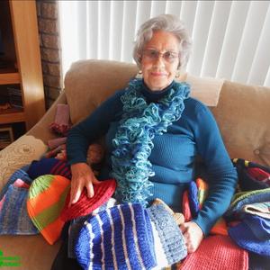 Trudie du Plooy (77) van Melkhoutpark sit tussen die onlangse besending mussies (90+), wat haar weldoenersuster, Rita Engelbrecht van Nelspruit, Mpumalanga, gebrei het en aan Trudie gestuur het. 