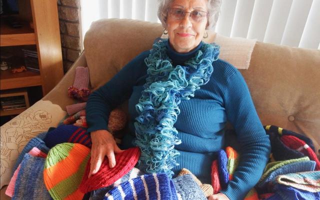 Trudie du Plooy (77) van Melkhoutpark sit tussen die onlangse besending mussies (90+), wat haar weldoenersuster, Rita Engelbrecht van Nelspruit, Mpumalanga, gebrei het en aan Trudie gestuur het. 