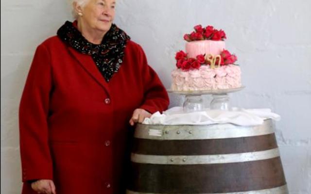 Lida van Staden hier by haar heerlike verjaardagkoek wat deur Henry Coston van Hot Coffee voorsien is.  Die kleingoed kon nie wag dat die koek gesny word nie.