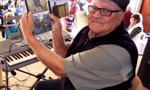 Eddie woeker met sy talent