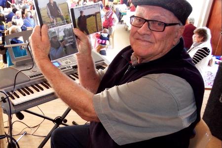 Eddie Barnard vertoon sy nuutste 3 musiekskywe wat hy op 14 Julie 2017 tydens die Woekermark in die Pretoriussaal vrygestel het: â€˜Old Time Favouritesâ€™, â€˜Gospel & Love Songsâ€™ en â€˜Oom Eddie vertel lekker lagstoriesâ€™.