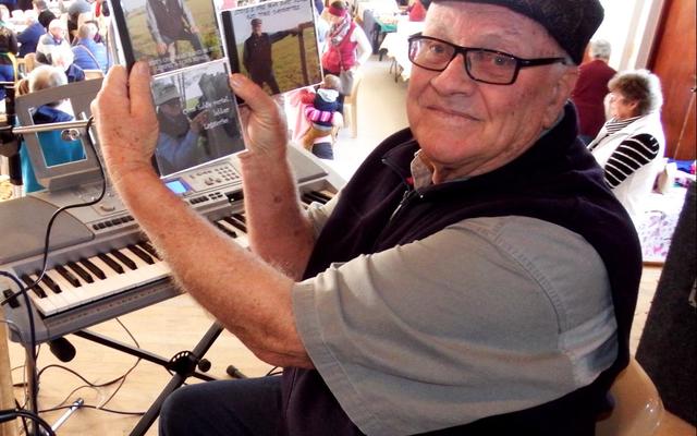 Eddie Barnard vertoon sy nuutste 3 musiekskywe wat hy op 14 Julie 2017 tydens die Woekermark in die Pretoriussaal vrygestel het: â€˜Old Time Favouritesâ€™, â€˜Gospel & Love Songsâ€™ en â€˜Oom Eddie vertel lekker lagstoriesâ€™.