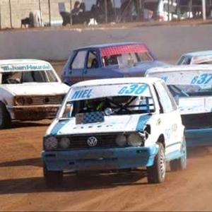 Die deelnemers in aksie tydens die Klein Karoo Stampmotorkampioenskappe, met Niel Engelbrecht wat die voortou neem en sy broer, Johan op sy stert.