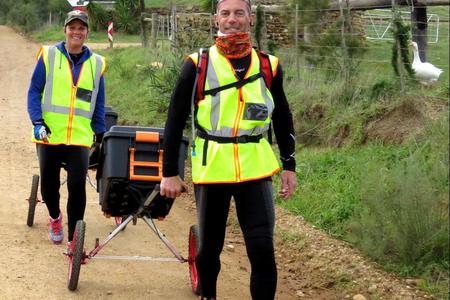 Die stappers, Carmen Mitchell en Tommy Beeslaar het naby Stanford oornag.  Hier is hulle dapper aan die stap na Gansbaai, sowat 20km verder.