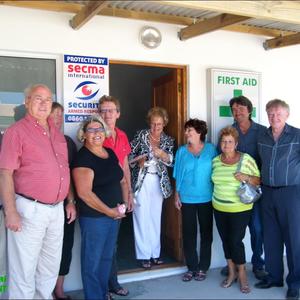Sandra Prinsloo het â€˜n aktiewe rol gespeel wat in 2013 tot die amptelike opening van die Pearly Beach Noodhulp-kamer aanleiding gegee het. Hierdie foto is destyds deur die Gansbaai Courant geneem:  voor van links is Theo Coetzer, rdl Dudley Coetzee, Ilse Keet, Suster Tertia Scholtz, Sandra Prinsloo, rdl Nicolette Botha-Guthrie (voormalige Overstrandse Uitvoerende Burgemeester), Marleen Haddon, Elize van Eeden, Hakkie HÃ¼ckstedt, rdl Pieter Scholtz en Daan FouchÃ¨.