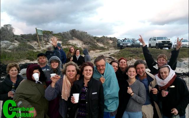 â€˜n Groot groep vriende en familie, waarvan verskeie vanaf Johannesburg, het gesellig op Pearly Beach strand gekuier en bittere koue weer trotseer om finaal van Sandra Prinsloo afskeid te neem. Dit was  op versoek van Sandra self. Voor 3de van links staan Anne-Marie Booysen van Pearly Beach Minimark en langs haar is Sandra se eggenoot, Frik Prinsloo.  