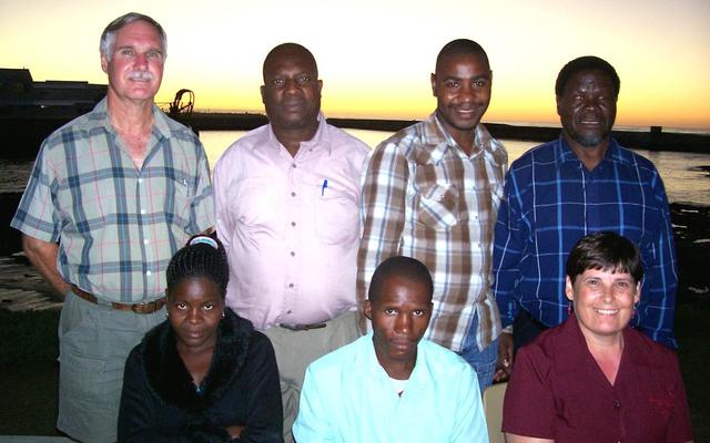 Die groep Woordverkondigers van die Makhathini-vlaktes in KwaZulu-Natal tydens hulle besoek aan die Gansbaai hawe in Maart 2007. Voor van links is Ntombencane Khumalo, Bonginkosi Nthembu en Joretha de Bruyn. Agter van links ds Jannie de Bruyn, ds Dalisu Kunene, Themba Mahlangu en Joseph Gumede. (Argieffoto: Gansbaai Courant)   