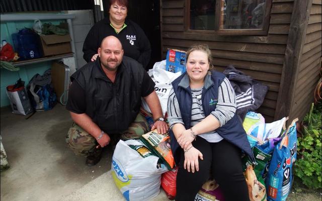  â€˜n Tevrede Doulene Els van Gansbaai Toerisme sit saam met Nols en Hanelie Jonas van BARC by â€˜n deel van die skenkings aan BARC vir Mandeladag. Doulene het die suksesvolle dag by BARC, asook die plant van bome by verskeie kleuterskole gereÃ«l.