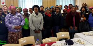 Hierdie groep tevrede vrouens, wat voorheen aan gesinsgeweld onderworpe was, het pas â€˜n middagmaal geniet wat deur Gansbaai SAPD vir hulle gereÃ«l is. Links voor en agter is lt.kol Moshi (Stasiebevelvoerder) en sers Testa. Voor 3de van links is me Thomas, 4de konst Naidoo, 5de mnr Jansen en 6de me Claassen saam met die groep vroue.