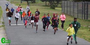 Die kinders het pas vir die 5km wedloop deur Gansbaai weggespring. Die wedloop is deur Denver August en Corrie Avenant, in samewerking met Gansbaai SAPD, gereÃ«l.