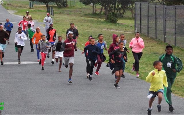 Die kinders het pas vir die 5km wedloop deur Gansbaai weggespring. Die wedloop is deur Denver August en Corrie Avenant, in samewerking met Gansbaai SAPD, gereÃ«l.