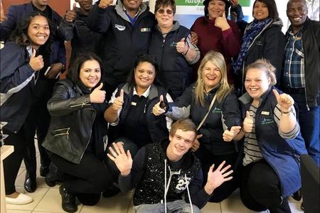 â€˜n Deel van die vrolike groep toerisme-toerlede wat Kaapstad Donderdag, 12 Julie vir die South African Tourism Road Show besoek het, is hier in Hermanus afgeneem voordat die Kleinmondgroep opgelaai is. Die Gansbaaiers is Glenda Kitley (4de van links, agter) en Doulene Els (1ste van regs, middel).