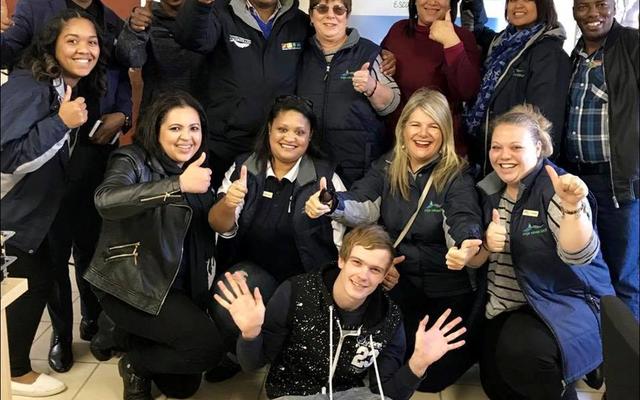 â€˜n Deel van die vrolike groep toerisme-toerlede wat Kaapstad Donderdag, 12 Julie vir die South African Tourism Road Show besoek het, is hier in Hermanus afgeneem voordat die Kleinmondgroep opgelaai is. Die Gansbaaiers is Glenda Kitley (4de van links, agter) en Doulene Els (1ste van regs, middel).