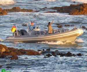 Die skipper, sy boot en sy 'crew'
