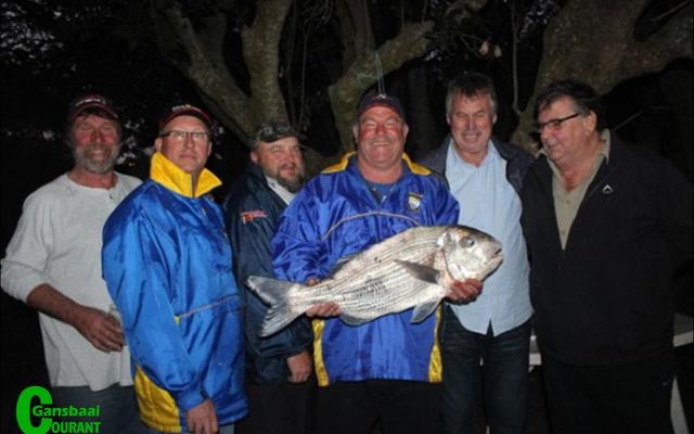 Overberg Kushengelklub se suksesvolle hengelaars van Saterdag, 22 Julie 2017. Van links is Marius Louw (besoeker), Sihan Toua, Wayne Smit (besoeker uit NamibiÃ«), Oubaas Lesch, Eldo Marais en Gerrie van der Merwe.