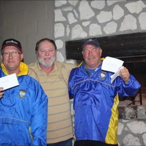 Die tevrede pryswenners is Sihan Toua en Oubaas Lesch, saam met die klubvoorsitter, Frans Claassen (middel).