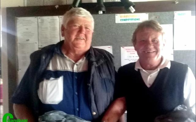 Die twee tevrede wenners van Saterdag se 4BBB Stableford-kompetisie, Hennie Kriel (links) en Leon Hattingh.