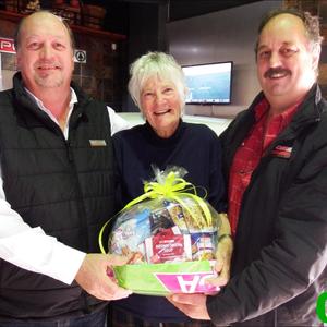 Links en regs is die mede-eienaars van Gansbaai Superspargroep saam met die wenner van die kompetisiemotor, Suretha le Grange se ma, Elzane Steynburg, wat die wenkoevert namens haar dogter in ontvangs geneem het.