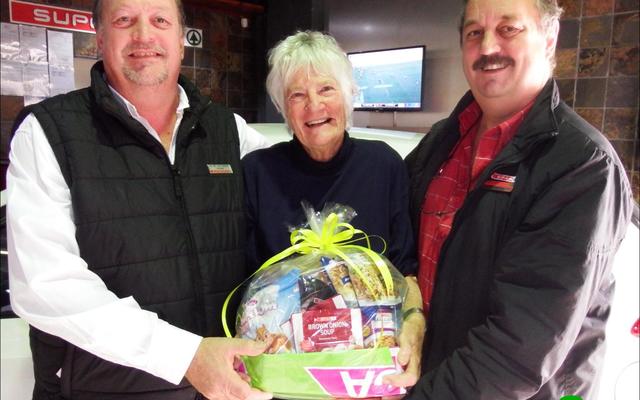 Links en regs is die mede-eienaars van Gansbaai Superspargroep saam met die wenner van die kompetisiemotor, Suretha le Grange se ma, Elzane Steynburg, wat die wenkoevert namens haar dogter in ontvangs geneem het.