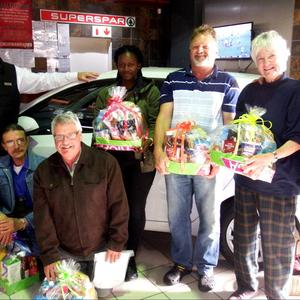 Vyf finaliste se strokies is vir die Win-a-car Superspar kompetisie getrek en elke finalis het â€˜n Superspar geskenkpak ontvang. Van links is Riana Enslin (Gansbaai Superspar), Johan Strydom, Hans Schilhorn, Nwabisa Mjou, Steven du Toit, Elzane Steynburg (ma van die wenner, Suretha le Grange) en Morkel van Niekerk (mede-eienaar: Gansbaai Superspar). Links agter is De Wet van Niekerk (mede-eienaar: Gansbaai Superspar).