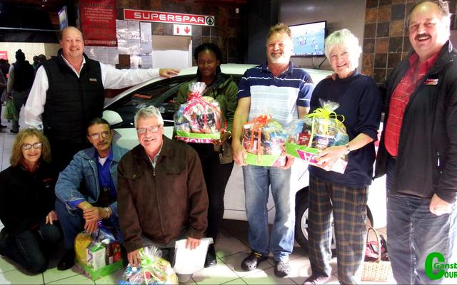 Vyf finaliste se strokies is vir die Win-a-car Superspar kompetisie getrek en elke finalis het â€˜n Superspar geskenkpak ontvang. Van links is Riana Enslin (Gansbaai Superspar), Johan Strydom, Hans Schilhorn, Nwabisa Mjou, Steven du Toit, Elzane Steynburg (ma van die wenner, Suretha le Grange) en Morkel van Niekerk (mede-eienaar: Gansbaai Superspar). Links agter is De Wet van Niekerk (mede-eienaar: Gansbaai Superspar).