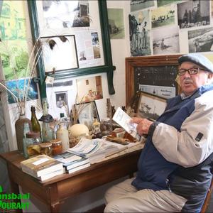Jan Fourie met hul boeke in die Strandveld Museum.