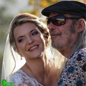 Dis al eintlik ou nuus, maar â€˜n mooi liefdesverhaal word mos â€˜n legende.  Lees die liefdesverhaal van ons land se liedjieboer, Anton Goosen en sy pragtige bruid, Estie Geldenhuys. 