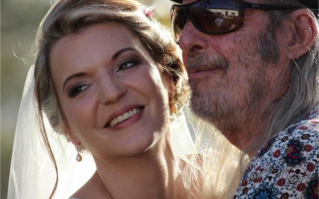 Dis al eintlik ou nuus, maar â€˜n mooi liefdesverhaal word mos â€˜n legende.  Lees die liefdesverhaal van ons land se liedjieboer, Anton Goosen en sy pragtige bruid, Estie Geldenhuys. 