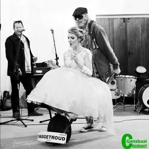 Anton stoot sy bruid die saal in vir die grootste makietie in die Overstrand op maat van sy nuwe liedjie â€˜Geroeste kruiwaâ€™.  Anton Goosen en Estie Geldenhuys is nou Vasgetroud!