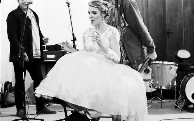 Anton stoot sy bruid die saal in vir die grootste makietie in die Overstrand op maat van sy nuwe liedjie â€˜Geroeste kruiwaâ€™.  Anton Goosen en Estie Geldenhuys is nou Vasgetroud!