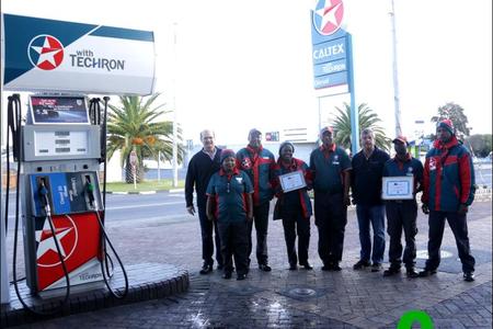 Van links staan Schalk Strauss (motorhawebestuurder), Queen Luthweyi, Theo Masela, Bash Yawa, Collen Blanti, Attie Louw (eienaar), Patrick Bangani en Ego Zakhe.