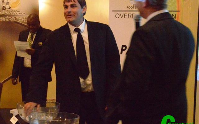 Jacques van Lill, â€˜n leerling-brandweerman in Gansbaai, was een van die bevoorregtes om â€˜n trekking by Caledon Casino te doen om die speelposisies van die sokkerspanne te bepaal. 