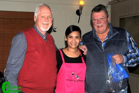 Tyd vir dankie sÃª na â€˜n puik aanbieding. Michell Haai, aanbieder en streeksverteenwoordiger van Ashton Wyne (regs), hier saam met Steve Donnelly (wynproelid) en Theuns Roodman (voorsitter) (regs).