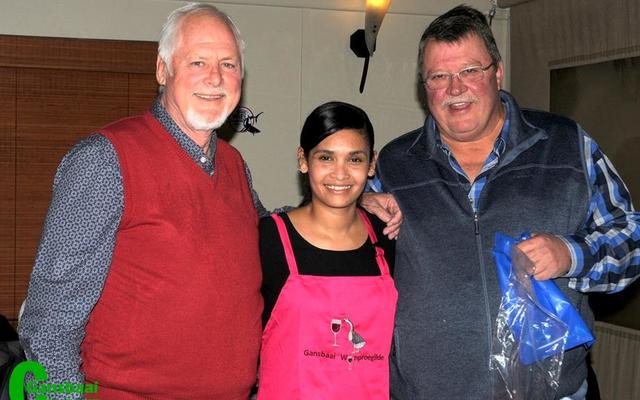Tyd vir dankie sÃª na â€˜n puik aanbieding. Michell Haai, aanbieder en streeksverteenwoordiger van Ashton Wyne (regs), hier saam met Steve Donnelly (wynproelid) en Theuns Roodman (voorsitter) (regs).