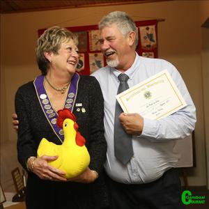 Marietta  Hatting en Pieter de Vries deel â€˜n uitbundige oomblik. Marietta wat Saterdagaand as die president van die Gansbaai Lions Internasionale  klub  ingehuldig is vir â€˜n tweede seisoen, het haar tydens die prysuitdelingsgeleentheid verspreek en het behalwe vir haar formele presidentsketting, dieselfde aand die â€˜Hoender van die Maandâ€™ trofee ingepalm. Boats van Staden is as die Lion van die Jaar aangewys, vir uitsonderlike diens aan die klub en die gemeenskap. 