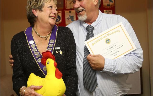 Marietta  Hatting en Pieter de Vries deel â€˜n uitbundige oomblik. Marietta wat Saterdagaand as die president van die Gansbaai Lions Internasionale  klub  ingehuldig is vir â€˜n tweede seisoen, het haar tydens die prysuitdelingsgeleentheid verspreek en het behalwe vir haar formele presidentsketting, dieselfde aand die â€˜Hoender van die Maandâ€™ trofee ingepalm. Boats van Staden is as die Lion van die Jaar aangewys, vir uitsonderlike diens aan die klub en die gemeenskap. 