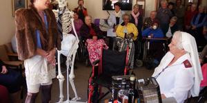 Die HaS winter olimpiade het vir heerlike lagoomblikke gesorg vanjaar.  â€˜Oom Stanâ€™ en â€˜Auntie Stienie van Bloemfonteinâ€™, is hier in â€˜n hewige â€œwoordewisselingâ€ betrokke met Suster Linda Meyer, omdat sy hulle verblyf in HaS weier.  Die rede: drank en rook! Hul verweer:  â€œOns moet verblyf kry en die drank is al plesiertjie in die lewe wat ek nog het!â€.