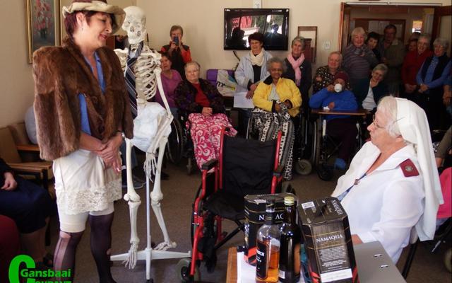 Die HaS winter olimpiade het vir heerlike lagoomblikke gesorg vanjaar.  â€˜Oom Stanâ€™ en â€˜Auntie Stienie van Bloemfonteinâ€™, is hier in â€˜n hewige â€œwoordewisselingâ€ betrokke met Suster Linda Meyer, omdat sy hulle verblyf in HaS weier.  Die rede: drank en rook! Hul verweer:  â€œOns moet verblyf kry en die drank is al plesiertjie in die lewe wat ek nog het!â€.