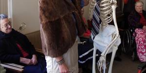 â€˜n Uitgeteerde â€˜Oom Stanâ€™ en sy vrou, â€˜Auntie Stienieâ€™ (Anita van Dyk) van Bloemfontein wat by HaS opgedaag het vir verblyf.