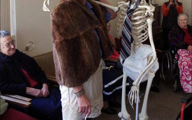 â€˜n Uitgeteerde â€˜Oom Stanâ€™ en sy vrou, â€˜Auntie Stienieâ€™ (Anita van Dyk) van Bloemfontein wat by HaS opgedaag het vir verblyf.