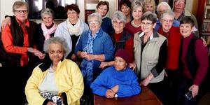 Die groep Goue Hande wat HaS se sukses-volle Winter Olimpiade gereÃ«l het, staan agter Karlina Appel en Emma Booysen.