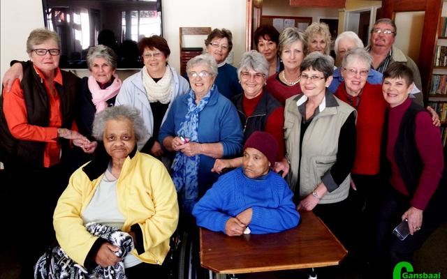 Die groep Goue Hande wat HaS se sukses-volle Winter Olimpiade gereÃ«l het, staan agter Karlina Appel en Emma Booysen.