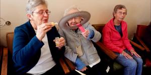 Op soek na â€˜n borrelblaaskampioen. Hetwig Cronje en Winnie Steenkamp (versteek) vorm â€˜n gedugte span.