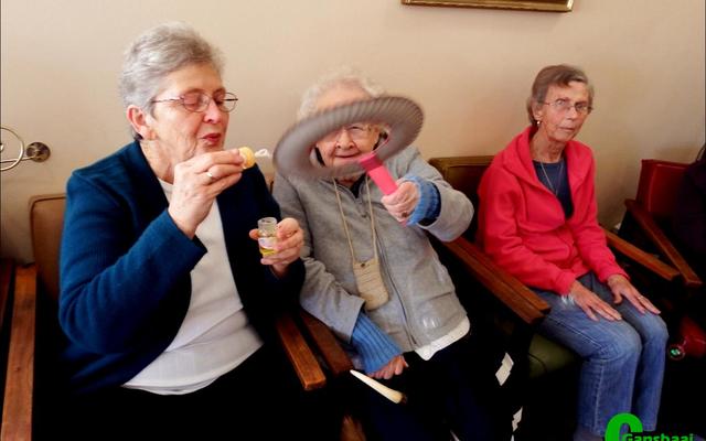 Op soek na â€˜n borrelblaaskampioen. Hetwig Cronje en Winnie Steenkamp (versteek) vorm â€˜n gedugte span.